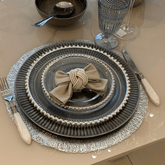 Prato Raso Cristal com Borda Bolinha Prata Pearl - 28 cm